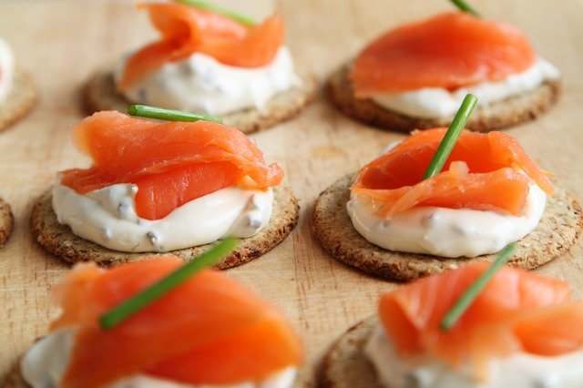 Smoked salmon and sour cream on crackers