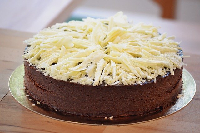 Dark chocolate cake with white chocolate shavings